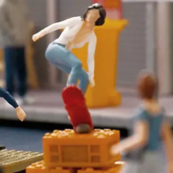 1/64 масштаб миниатюрная фигурка кукольный домик декор крошечная смоляная покрашенная диорама модель скейтборд женщины для