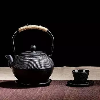 1 комплект чугунного чайного сервиза Прочный чугунный чайник на 40,58 унций с ситечком для чая и 4 чашками 1 горшок с вилкой для пикника на открытом воздухе Домашний ресторан Чайная комната Принадлежности для чая 1200ml