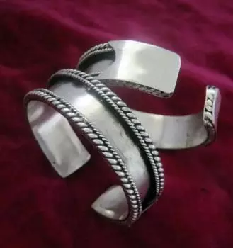 1 пара браслетов с небольшой плетеной проволокой.