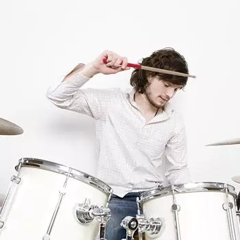 1 пара голеней 5А, противоскользящие барабанные палочки, барабанные палочки из кленового дерева, треугольный наконечник красный