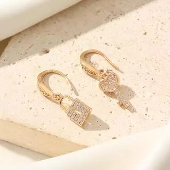 1 пара изысканных асимметричных висячих сережек с замком-ключом для женщин, серьги с кубическим цирконием, ювелирные изделия, аксессуары для вечеринок золотой