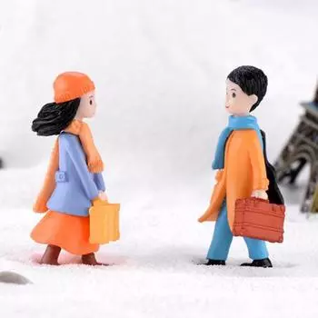 Декоративные миниатюрные фигурки мальчика и девочки.Материал:Смола