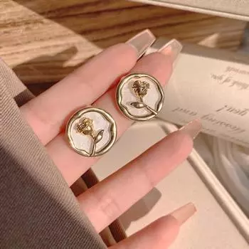 1 пара мини-круглых индивидуальных темпераментных роскошных серег с цветком розы золотистый