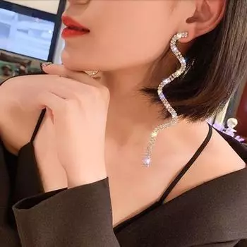 1 пара преувеличенных серег-гвоздиков с инкрустацией в форме змеи золотистый