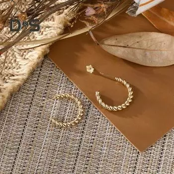 1 пара серег Huggie, витые C-образные однотонные противоаллергенные гальванические легкие украшения для ушей из нержавеющей стали, ювелирные изделия, крючки для ушей для поездок на работу золотистый