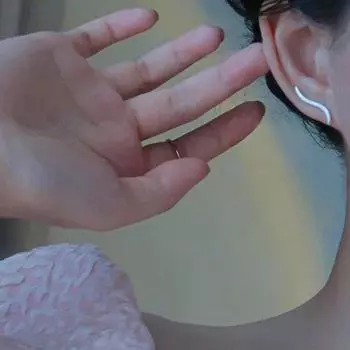 1 пара сережек-гвоздиков обтекаемого дизайна легкие серьги-гвоздики гладкая поверхность минималистский стиль серебряный