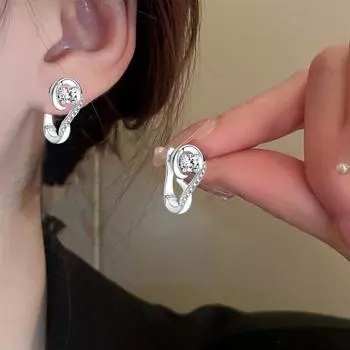 1 пара сережек-гвоздиков с блестящими стразами и инкрустацией в виде музыкальных нот серебряный