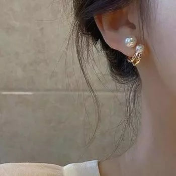 1 пара сережек Huggie из искусственного жемчуга C-образной формы, полые во французском стиле в стиле ретро, антиаллергенные гальванические легкие украшения из нержавеющей стали, украшения для ушей золотистый