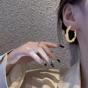 1 пара сережек Huggie в стиле ретро, блестящие витые полые серьги с геометрическим рисунком, однотонные, антиаллергенные, с гальваническим покрытием, легкие украшения для ушей, ювелирные изделия, крючки для ушей для поездок на работу золотистый