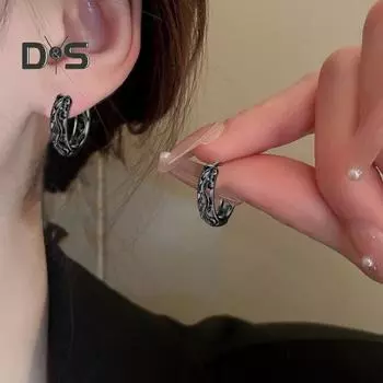 1 пара сережек-колец унисекс Huggie с выемкой в виде дракона, полированные золотые круглые серьги-кольца для взрослых, украшения для клубной вечеринки чёрный