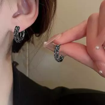 1 пара сережек-колец унисекс Huggie с выемкой в виде дракона, полированные золотые круглые серьги-кольца для взрослых, украшения для клубной вечеринки чёрный