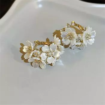 1 пара сережек в виде цветка с жемчугом и темпераментом для женщин и девочек, изысканные высококачественные легкие роскошные серьги в виде цветка, ювелирные аксессуары 1Pair