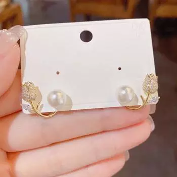 1 пара женских серег с дизайном «тюльпан», высококачественные блестящие стразы, геометрическое гальваническое покрытие, повседневная одежда, яркий блеск, серьги-гвоздики с имитацией жемчуга и цветка белый