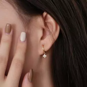 1 пара женских сережек Huggie с кубическим цирконием, подвеска в виде клевера, удачи, гальваническое покрытие золотистый