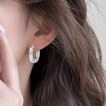 1 пара женских сережек-колец Huggie с геометрическим ромбом и полированной поверхностью из сплава, маленькие серьги-кольца для повседневных вечеринок, свиданий, ушей серебряный