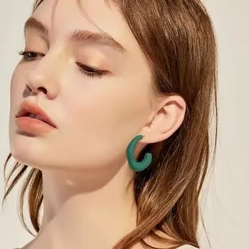 1 пара женских сережек неправильной формы C-образной формы ярких цветов, гладкие легкие украшения для ушей, женские серьги-кольца для выпускного вечера, коктейльной вечеринки