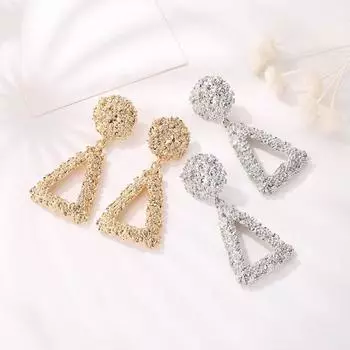 1 пара женских висячих сережек треугольной формы с выемками из шероховатой поверхности крутой стиль преувеличенный сплошной цвет антиаллергенные женские уличные выпускные вечеринки висячие золотистый