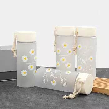 1 шт. 550 мл/18,6 унций Маленькая прозрачная пластиковая бутылка для воды с маргариткой Креативная матовая бутылка для воды с портативной веревочной чашкой для путешествий 550ML