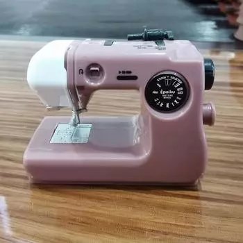 1 шт. кукольный домик мини электрическая швейная машинка модель имитация портативная пластиковая швейная машинка капсула игрушка аксессуары для дома