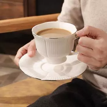1 шт. Набор из кофейной чашки в форме цветка и блюдца, керамическая кружка для молока, чайная чашка с ручкой с золотым ободком, посуда для напитков 200 мл 200ml белый