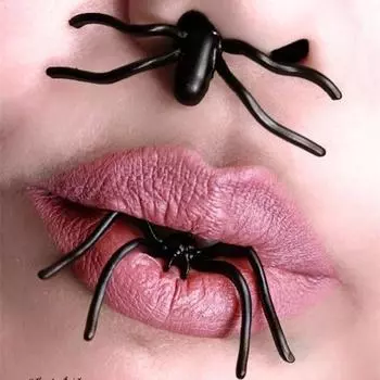 Чёрный пластиковый реалистичный паук серьга - гвоздик в стиле панк