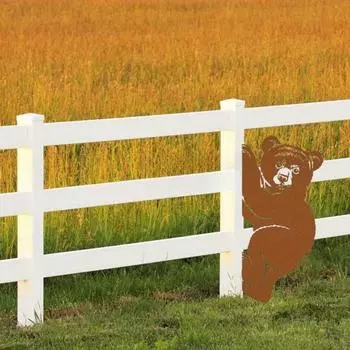 1 украшение в виде медвежонка. Произведение садового искусства, искусства на заднем дворе и искусства на деревьях. Это силуэтное произведение искусства и сельская скульптура. жёлтый