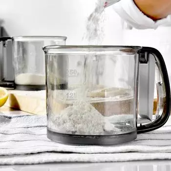 1Pcs Flour Sifter Semi-automatic Handheld Plastic Powder Sifter Kitchen Gadget Handheld Flour Filter Professional Flour Sifters