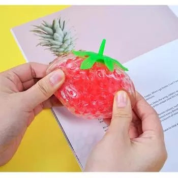 1шт Декомпрессия Игрушка Выжимка Игрушки Классический Рождественский подарок Губка Клубника Бусина Стресс Мяч Игрушка Снятие стресса Родитель-ребенок Интерактивная игрушка