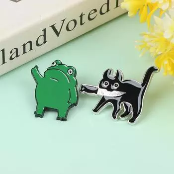 1шт забавная брошь в виде лягушки аниме лягушка жест кошка сумка с ножом, держащая булавку на лацкане