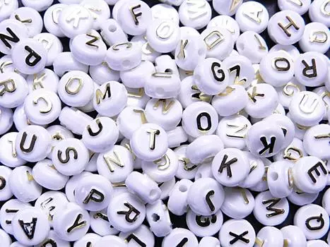 200 шт. Акриловые бусины в виде букв алфавита, круглые, плоские, белые и золотые, 10 мм, ремесла, товары для рукоделия, ювелирные изделия, аксессуары, детали, Huey Handicraft