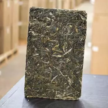 2021 Юньнаньский чай пуэр сырой блин 250 г - весенний урожай древнего дерева Иу