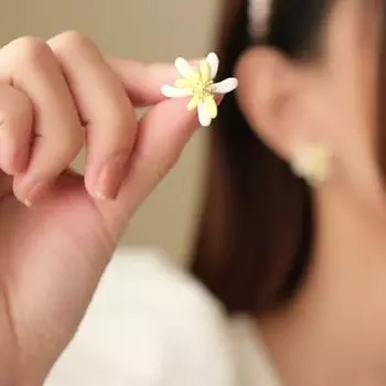 2022 Новое поступление маленькие свежие желтые серьги-гвоздики с цветком-тычинкой для женщин студенческая мода милые металлические украшения подарки жёлтый