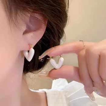 2023 Новые популярные стильные серьги Love высокого класса для женщин: Стильные и роскошные легкие серьги Niche Design. A pair