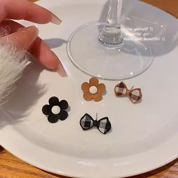 2024 Asymmetrical Bow Flower Houndstooth Earrings for Women - Autumn/Winter Internet Celebrity Style. E4486 чёрный