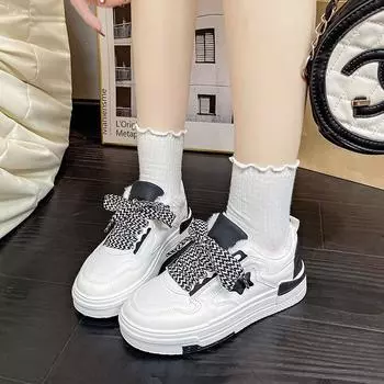 2024 autumn and winter new little white shoes women s shoes versatile student casual sports shoes thick-soled velvet thermal board shoes 35