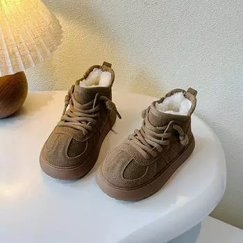 2024 Детские короткие ботинки для девочек, зимние новые модные корейские туфли с мягкой подошвой, нескользящие, универсальные, шикарные, из плюшевой кожи 26 коричневый