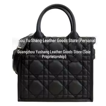 2024 г. Сумка-тоут большого размера на одно плечо: Крупная телячья кожа с ромбовидным узором и широким ремешком 26CM