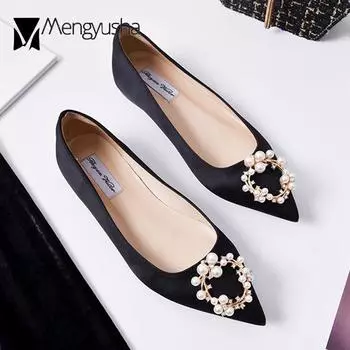 2024 г. Женские туфли-лодочки с металлической пряжкой и бусинами, атласные туфли для подружек невесты, женские туфли с острым носком, жемчужные мокасины для свадьбы, большой размер 45 4.5 чёрный
