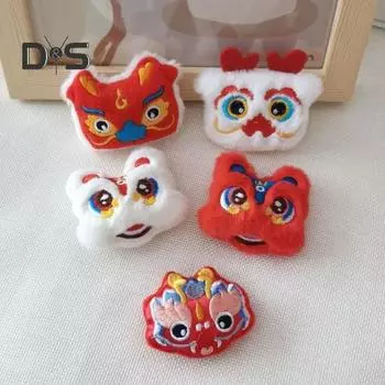 2024 год Дракона, плюшевая брошь, пробуждение льва, кукла-талисман, булавка, милый шарф, шляпа, значок для одежды, декор, аксессуары S белый