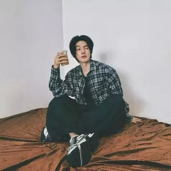 2024 Клетчатая рубашка с длинным рукавом в японском стиле Гонконга Ins Свободная рубашка для мальчиков Летнее модное универсальное повседневное пальто M чёрный