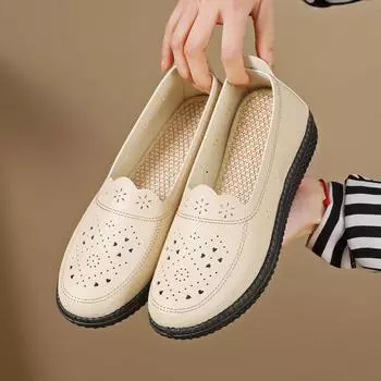 2024 Летние сандалии Мягкая подошва Кожаная обувь Нескользящая обувь для мам и пожилых женщин с дырками на плоской подошве Противоскользящая полая дышащая 4.5 вино красного