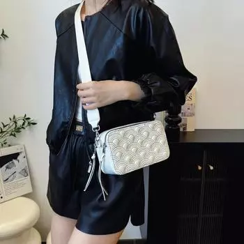2024 летняя новая широкополосная популярная маленькая квадратная сумка нишевый дизайн мода простая личность иностранный стиль сумка через плечо грязно-белый