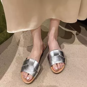 2024 летняя новинка, классные тапочки, женская мода, кожаные, одно слово, летние, универсальные, на плоской подошве, удобные пляжные сандалии 35 серебряный