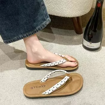 2024 лето новые повседневные шлепанцы большого размера с ощущением наступления дерьма женские туфли с плоским носком в горошек модные классные тапочки 35