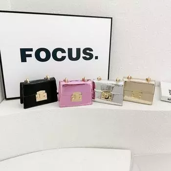 2024 лето новый лазерный глянцевый лакированный кожаный мини-рюкзак для детей и девочек родитель-ребенок модель через плечо цепочка маленькая квадратная женская сумка серебряный