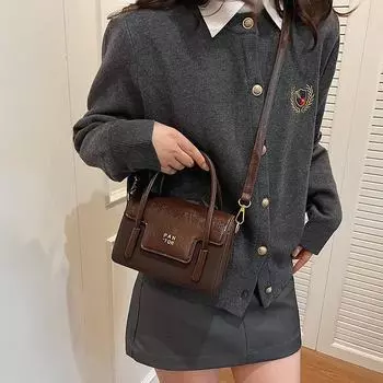 2024 Модная маленькая квадратная сумка: Высококачественный нишевый дизайн, ретро-сумка через плечо для поездок на работу коричневый