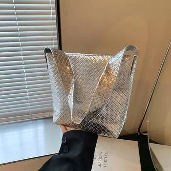 2024 Модная плетеная популярная сумка-тоут для поездок на работу, простая нишевая дизайнерская сумка через подмышку, иностранная сумка через плечо большой емкости чёрный