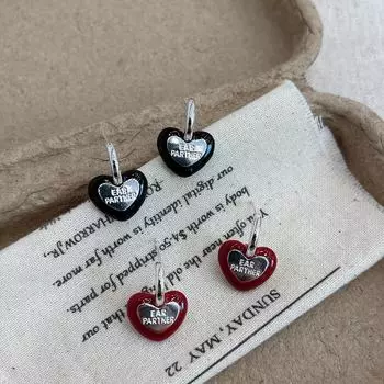 2024 Модные милые и универсальные серьги-сердечки для женщин — классный, простой, нишевый дизайн E0862 silver earrings красный