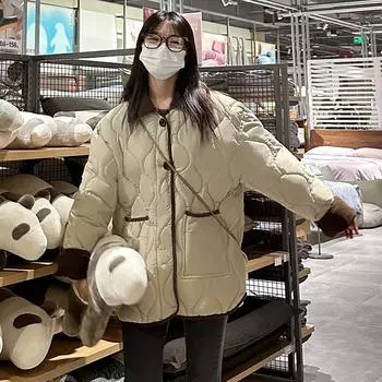 2024 новая одежда из хлопка для женщин корейской версии с воротником-стойкой в гонконгском стиле для маленьких мужчин, утолщенная теплая одежда из хлопка для женщин бежевого цвета S бежевый