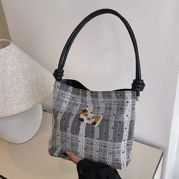 2024 new niche design beautiful bag women s foreign style casual personality lightweight simple shoulder underarm bucket bag чёрный